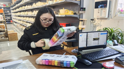 儀隴縣開展兒童和學(xué)生用品質(zhì)量安全專項監(jiān)督抽查 守護(hù)文具零售市場安全